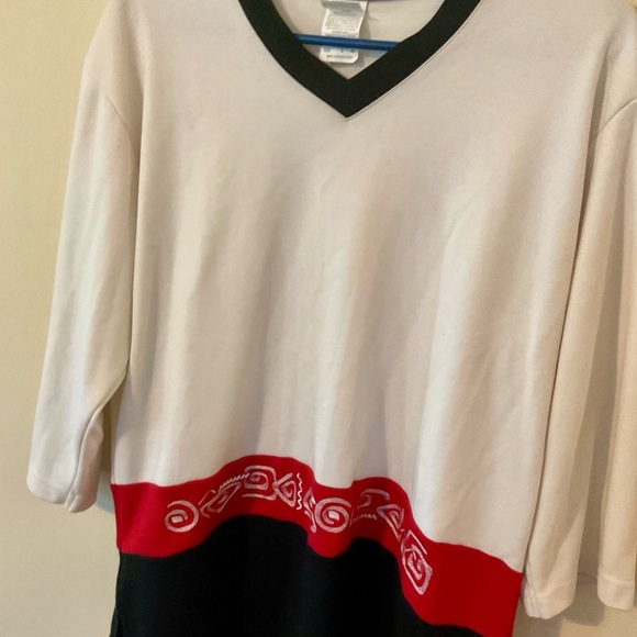 Vintage Links Black and White V-Neck Top - Picture 3 of 5